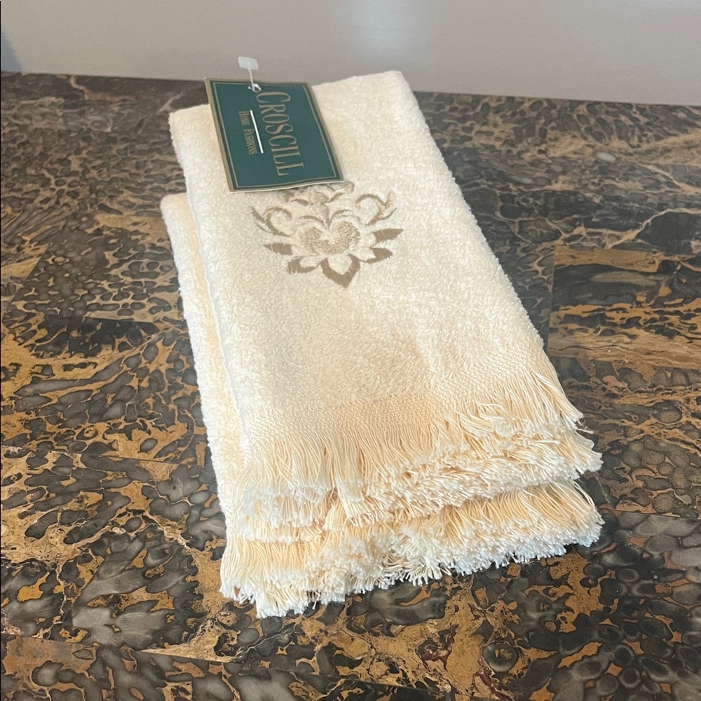 Croscill Cream Fingertip Towels, set of 2 - Picture 3 of 4